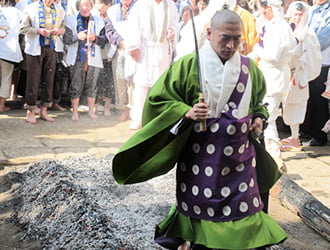 火渡り・湯立02