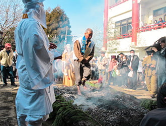 火渡り・湯立03